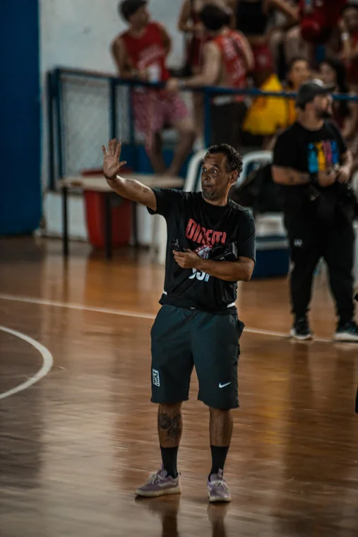 Atleta com bola na quadra de basquete