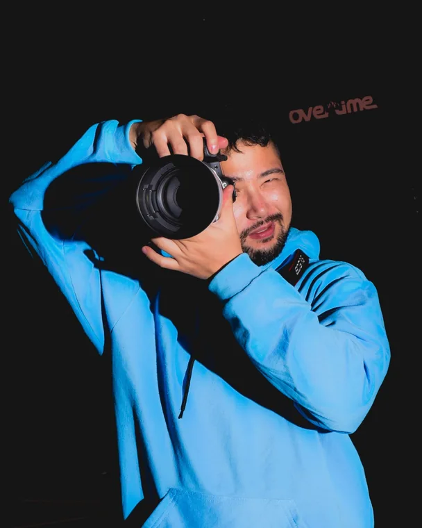 Fotógrafo com câmera e teleobjetiva
