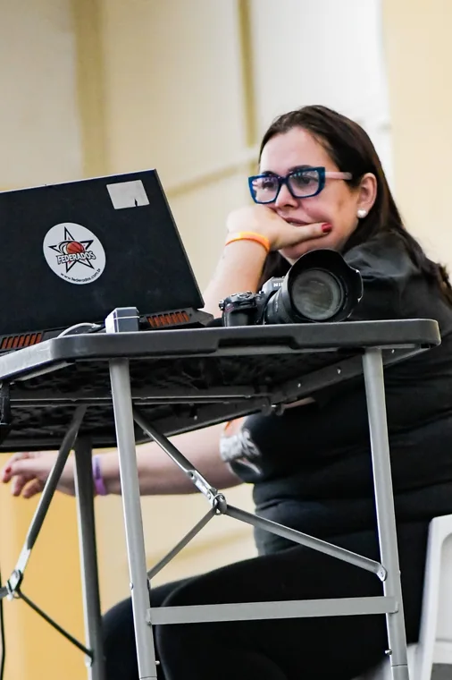 Profissional nos bastidores com computador e fones de ouvido